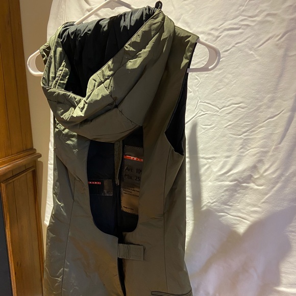Prada vest size 40 with hood and pockets in front - Picture 2 of 3